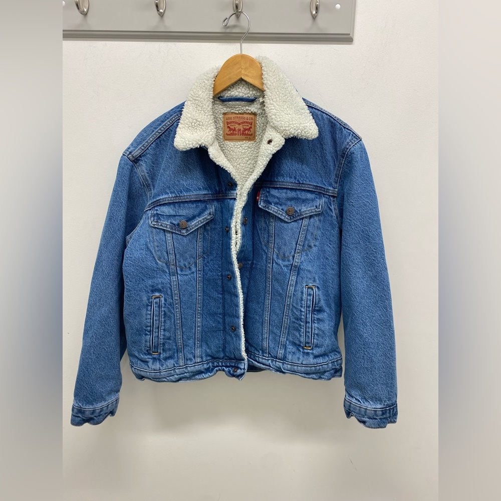 Great condition / fur lined / no stains, rips, or discolouration
